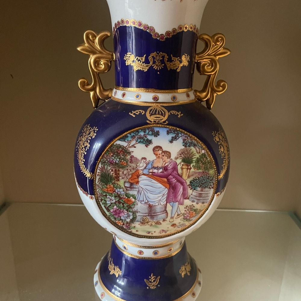 Vase - Picture 2 of 6